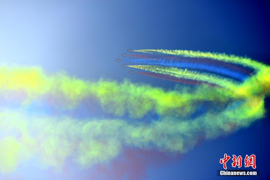 中國空軍八一飛行表演隊上演“空中芭蕾”。