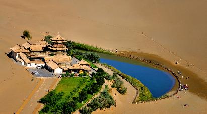 【H8C湖野泉愈 青甘大縱貫雙飛8日】崗什卡雪峰·七彩丹霞·察爾汗鹽湖·翡翠湖·鳴沙山·嘉峪關·茶卡